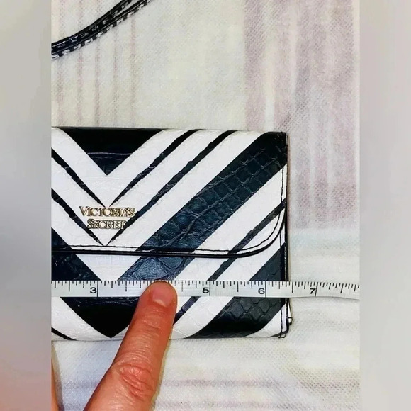 ๐ธ๐ Victoriaโs Secret ๐๐ธ black &  white wallet ๐ธ๐๐ธ - Picture 4 of 7